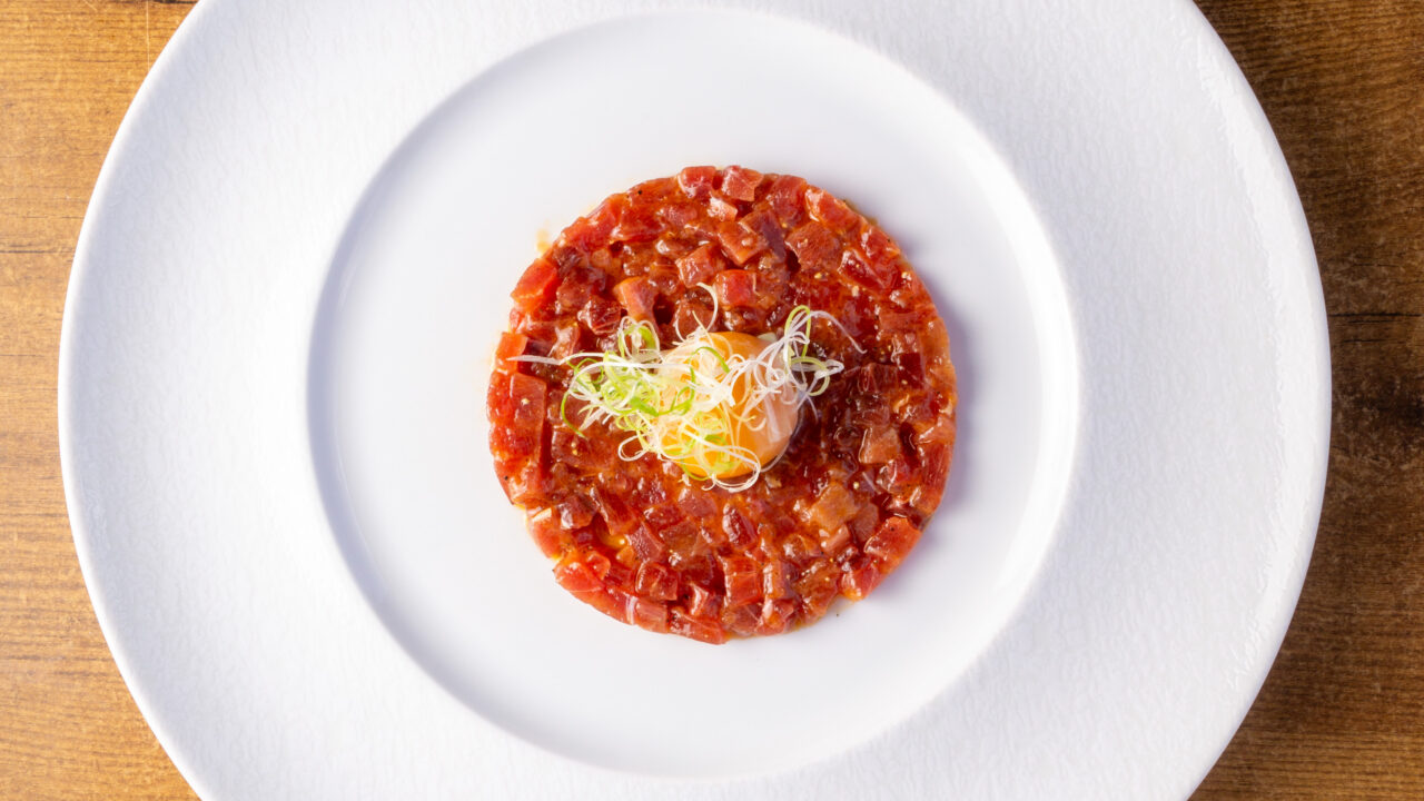 Tartar de Atún con Yema Confitada en Aceite de Tomillo