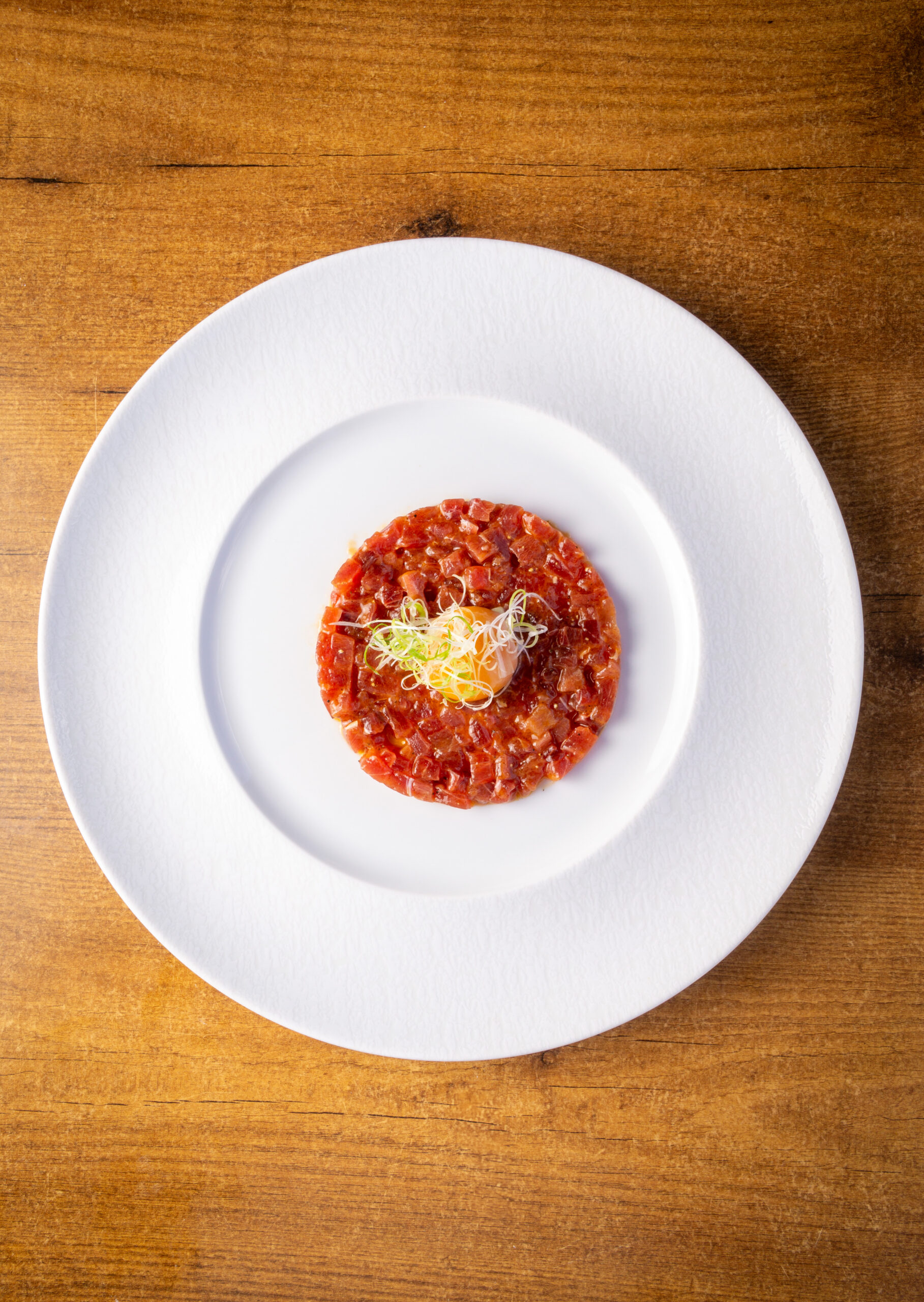 Tartar de Atún con Yema Confitada en Aceite de Tomillo