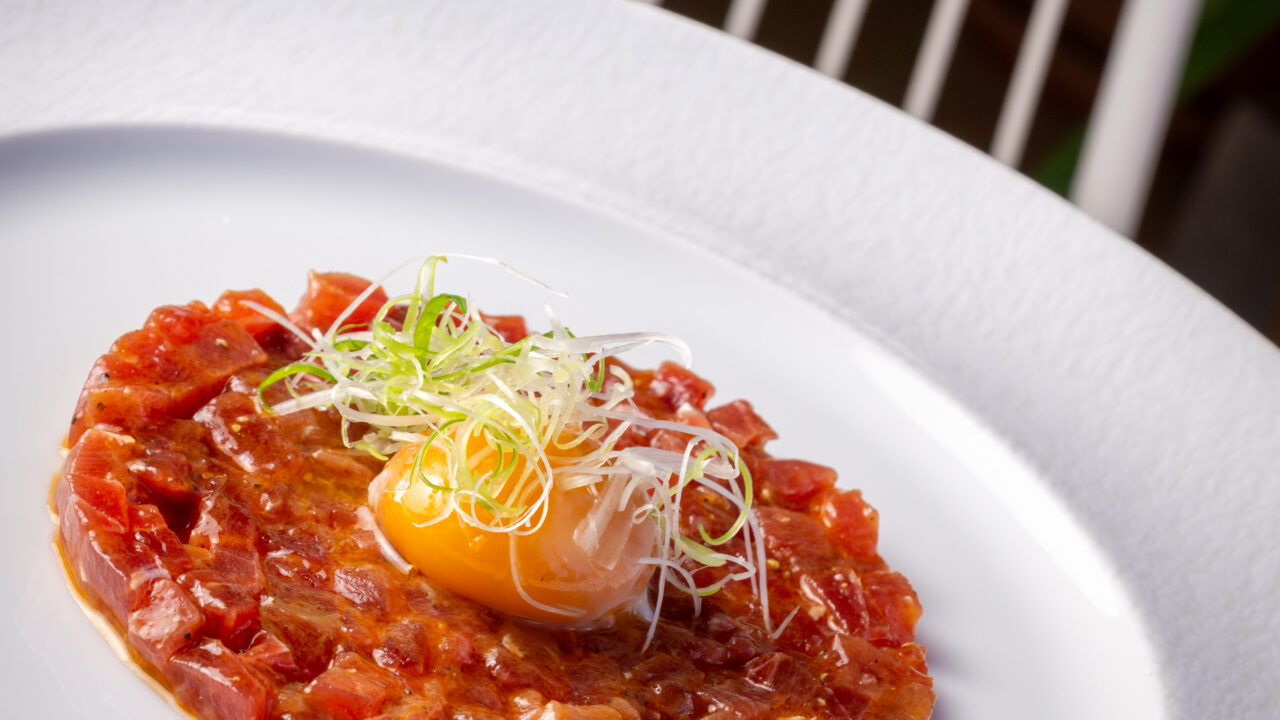 Tartar de Atún con Yema Confitada en Aceite de Tomillo