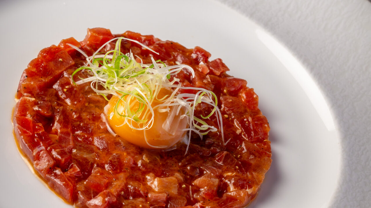 Tartar de Atún con Yema Confitada en Aceite de Tomillo