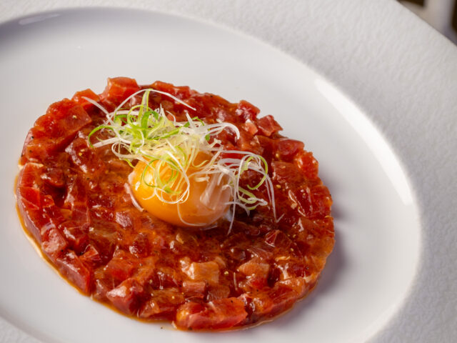 Tartar de Atún con Yema Confitada en Aceite de Tomillo