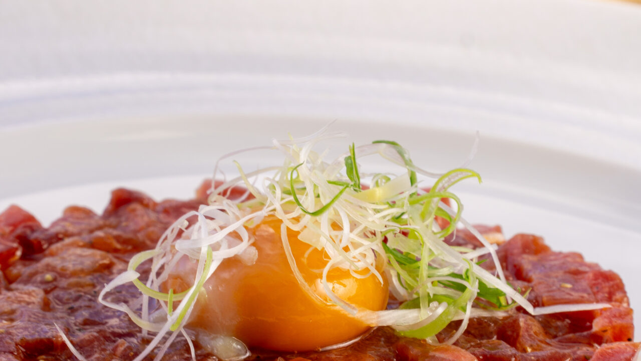 Tartar de Atún con Yema Confitada en Aceite de Tomillo