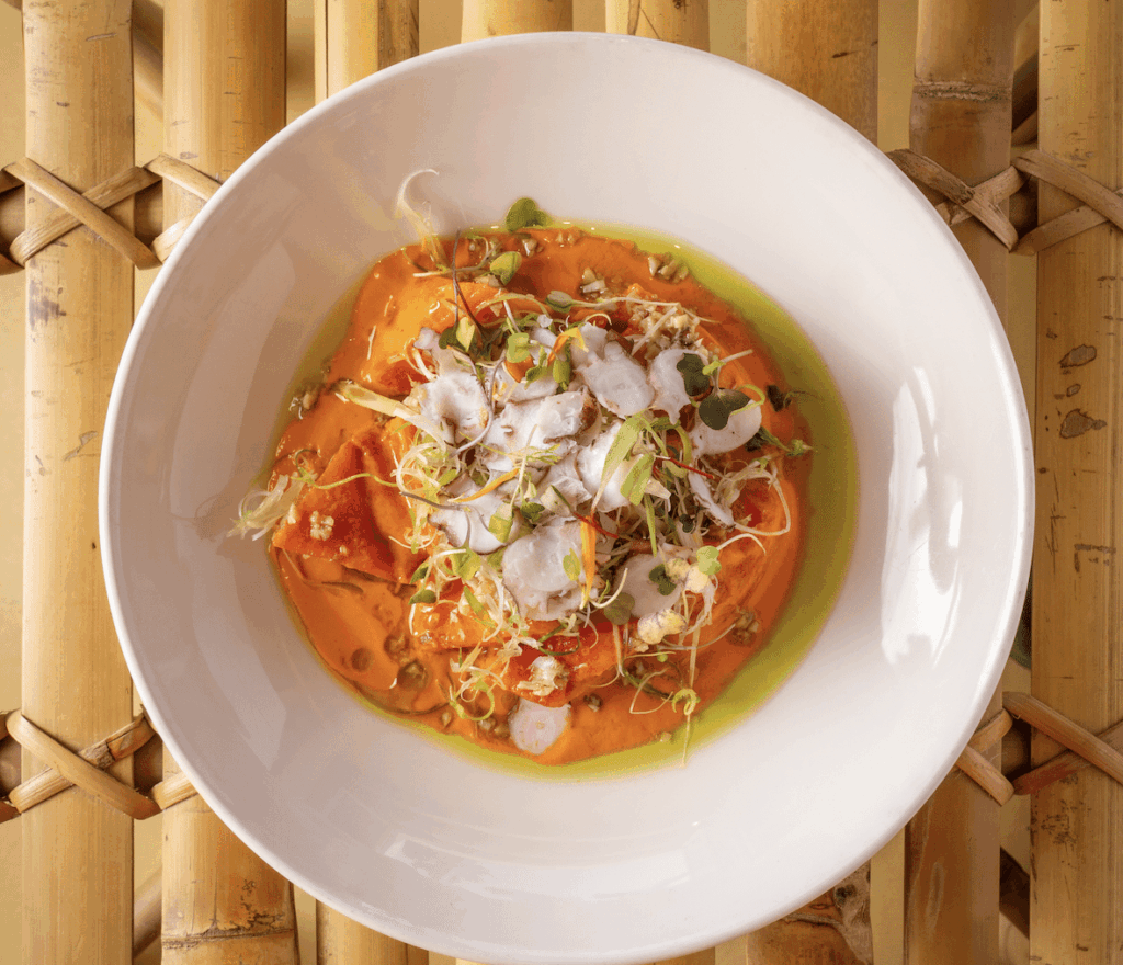 Frente al mar en Clandestino: cada plato encuentra su momento perfecto