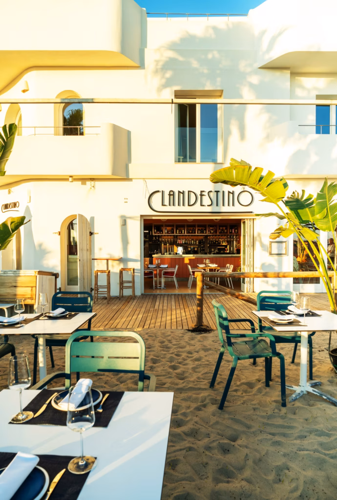 Clandestino, el restaurante en la arena de Zahara de los Atunes que enamora este verano