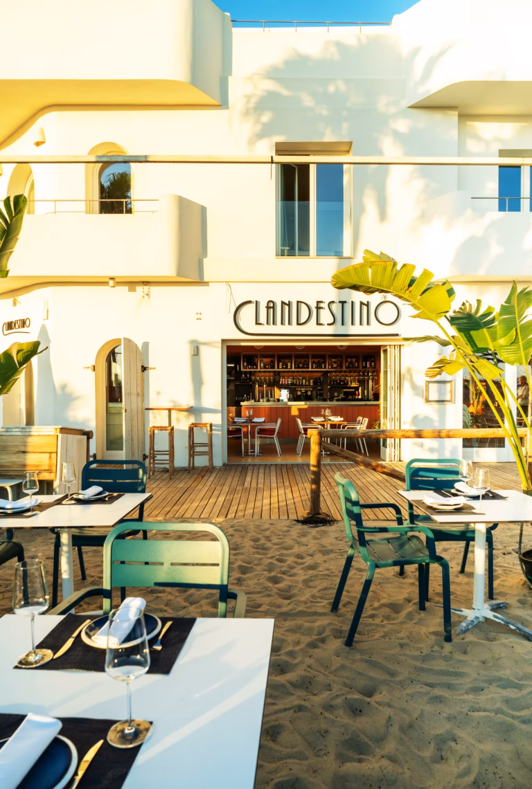 Clandestino, el restaurante en la arena de Zahara de los Atunes que enamora este verano